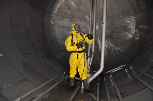 Tank and vessel cleaning